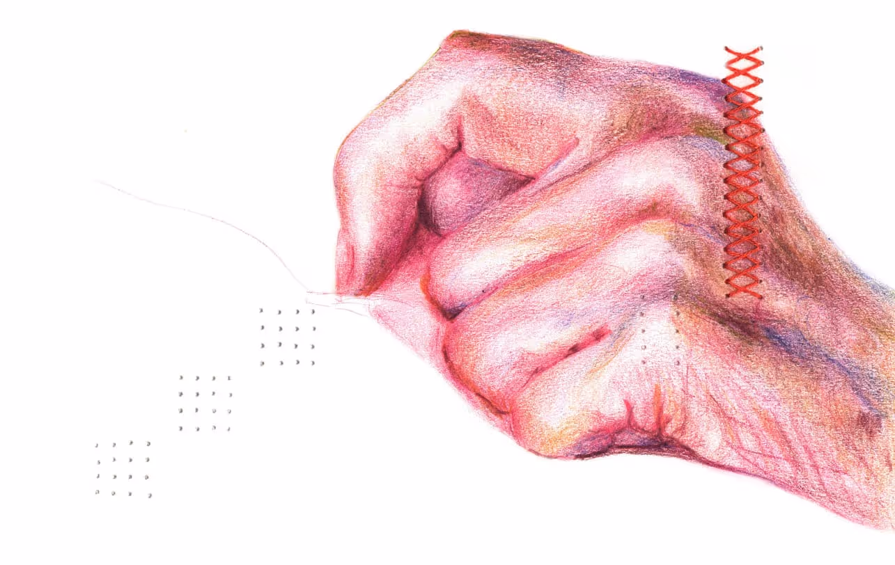Ilustración: puño cerrado dibujado a lápiz de color con un cosido rojo en la muñeca, de Marisa González Díaz